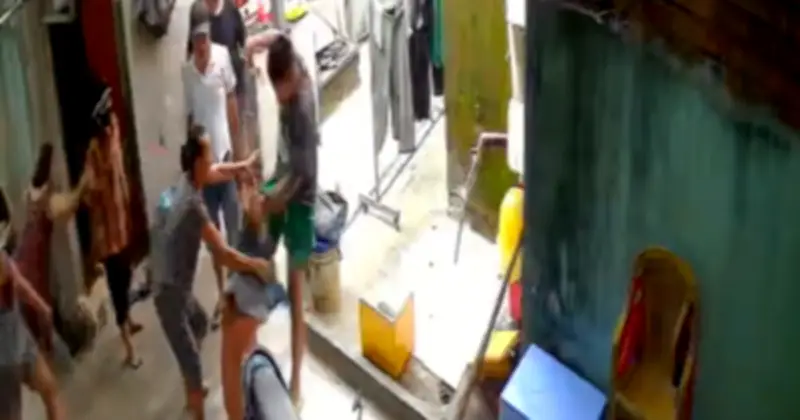 Người đàn ông bị hành hung trước nhà, chờ đợi công lý và bồi thường