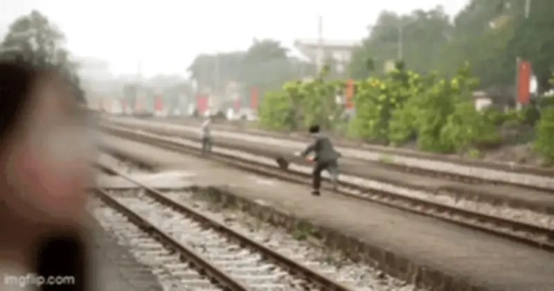 Người đàn ông cao tuổi suýt gặp nạn khi băng qua đường sắt ở ga Vĩnh Yên