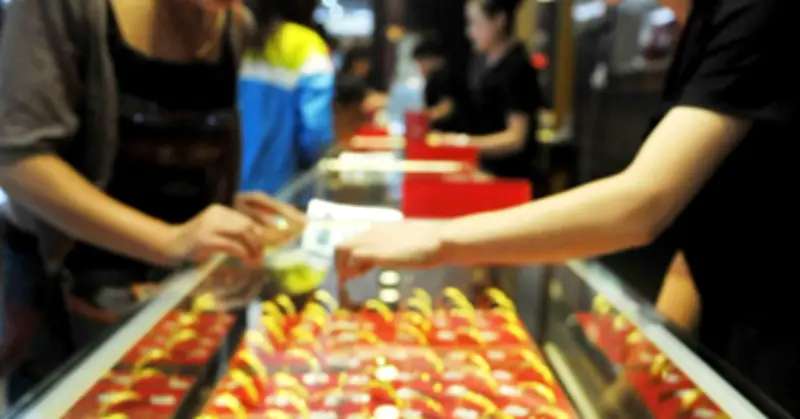 Người đàn ông chi số tiền lớn mua 800 gram vàng, chủ tiệm lập tức báo công an