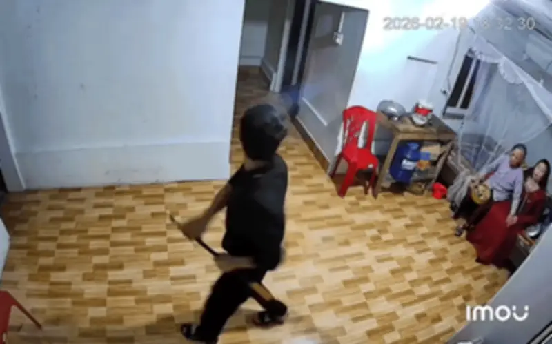 Người đàn ông dùng cần câu đánh mẹ và chị gái gây gãy tay tại Nghệ An