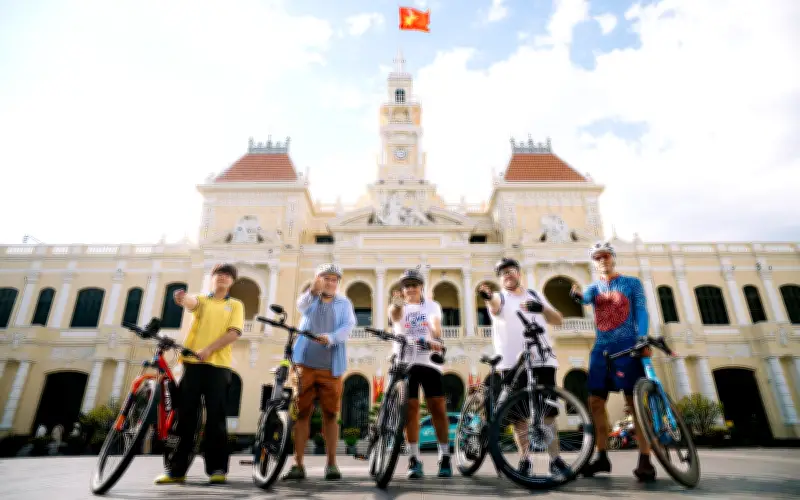 Người đàn ông Hungary đạp xe xuyên Việt mang thông điệp hòa bình và môi trường