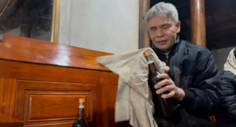 Người đàn ông mù ở Hà Tĩnh làm chủ 40 tổ ong, vượt khó bằng nghị lực phi thường