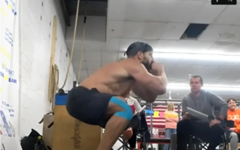 Người đàn ông Mỹ phá kỷ lục thế giới với 26.100 lần squat trong 24 giờ