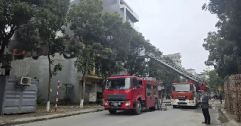 Ngôi nhà kinh doanh đồ nhựa bốc cháy dữ dội, lực lượng PCCC khống chế sau hơn 1 giờ