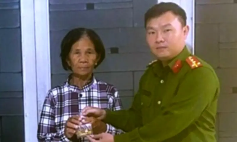 Người phụ nữ Lâm Đồng nhận lại hơn 1 lượng vàng đánh rơi nhờ công an