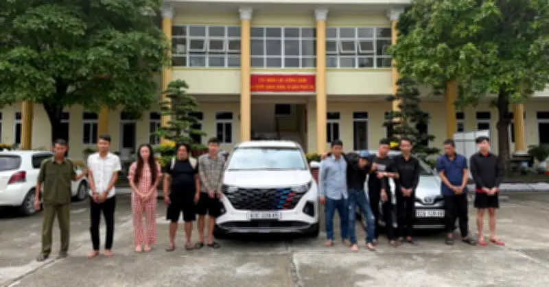 Người phụ nữ trốn thoát khỏi nhóm tra tấn, lật mặt bằng cúp nguy hiểm