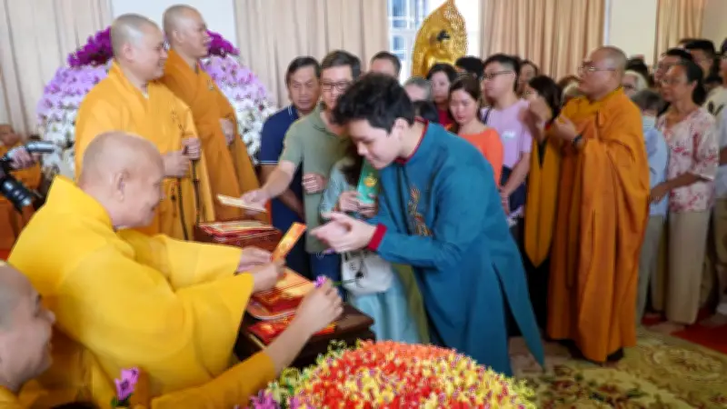 Người Sài Gòn tìm bình yên trong ngày đầu năm tại chùa Minh Đạo