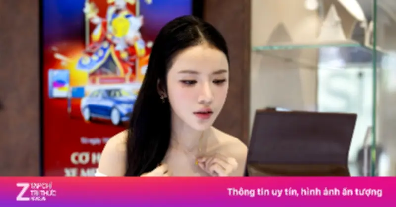 Người TP.HCM đội mưa lớn mua vàng vía Thần Tài, nhiều tiệm 'cháy hàng' sớm