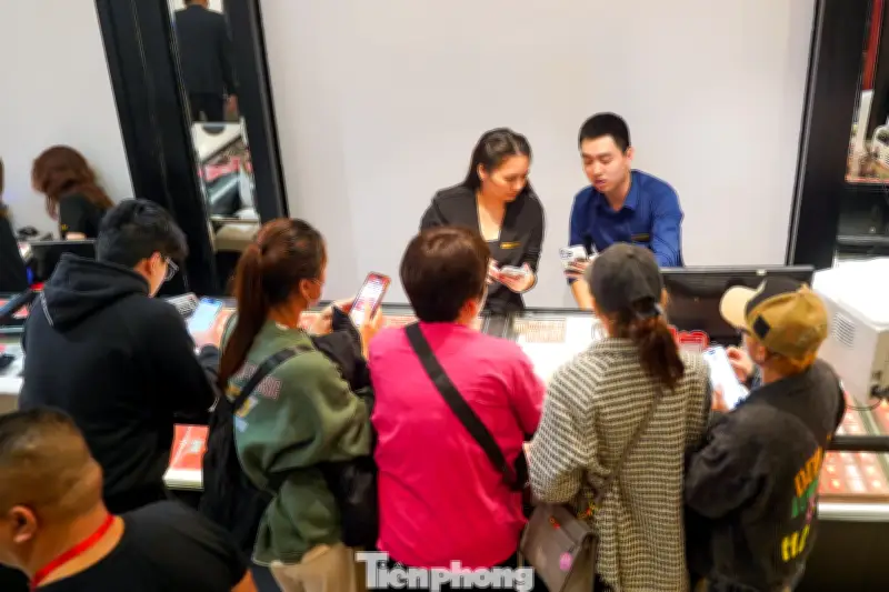 Người trẻ Hà Nội xếp hàng xuyên đêm săn bạc ngày Vía Thần Tài thay vì vàng