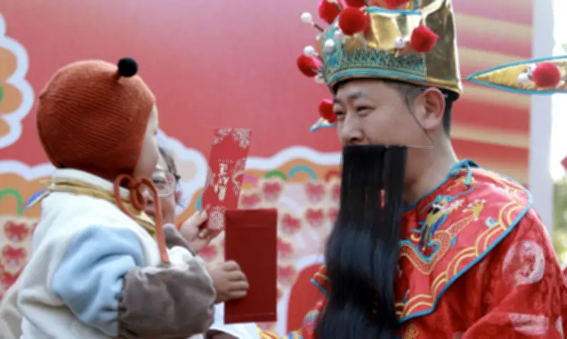 Người trẻ Trung Quốc 'kiệt quệ' vì áp lực tiền lì xì Tết, kêu gọi khôi phục giá trị tượng trưng