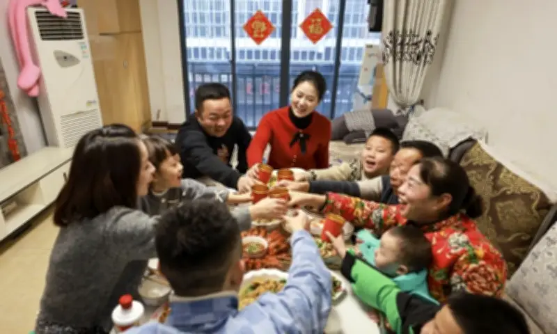 Người Trung Quốc e dè thực phẩm chế biến sẵn trong bữa cơm Tết quan trọng