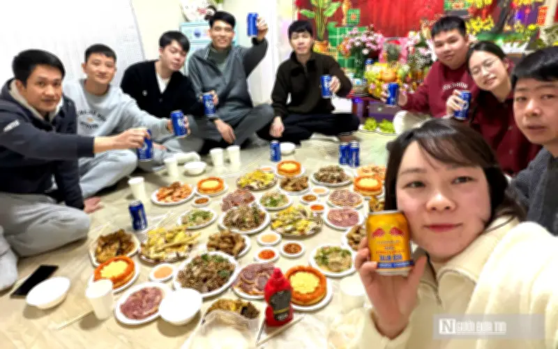 Người Việt xa quê đón Tết: Nỗi nhớ quê hương da diết giữa mâm cơm truyền thống