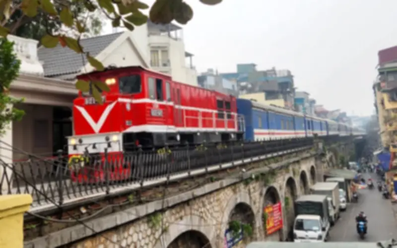 Ngành đường sắt giảm tần suất tàu khách qua trung tâm Hà Nội, CSGT tăng cường tuần tra