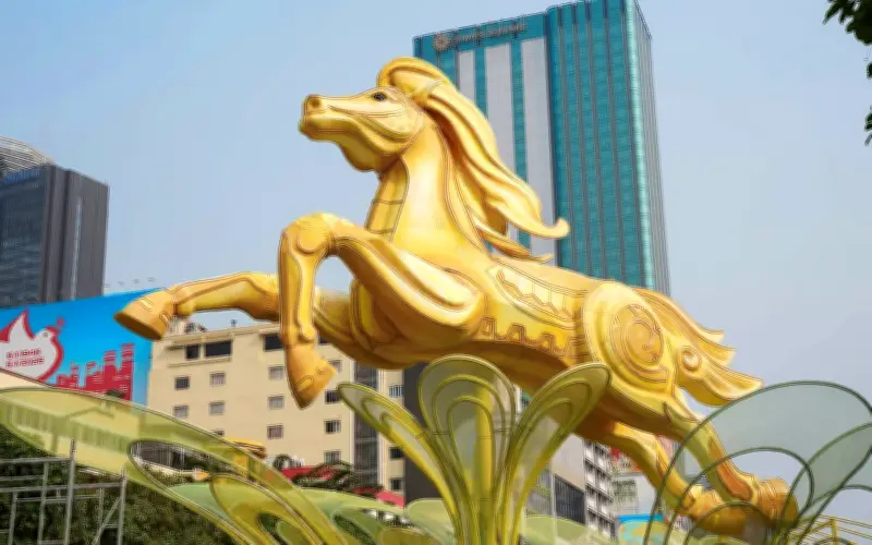 Đường Hoa Nguyễn Huệ 2026: Công Nhân Gấp Rút Hoàn Thiện Trước Khai Mạc