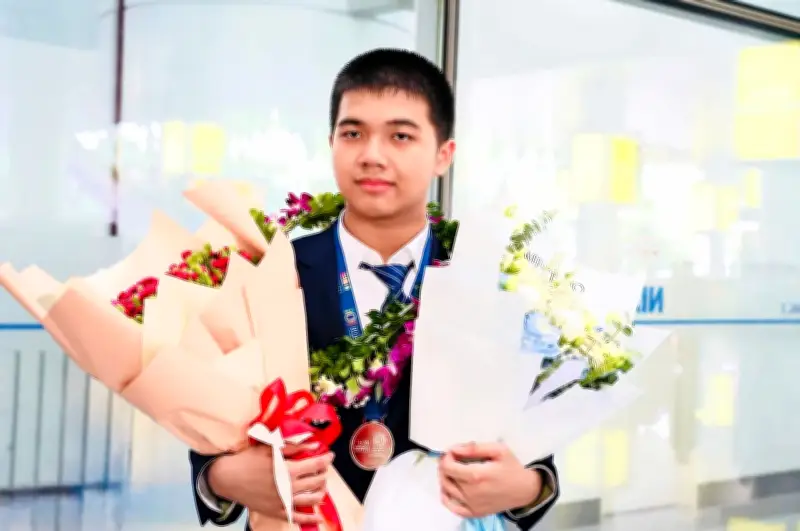 Nguyễn Bùi Đức Dũng: Học sinh 17 tuổi giành HCV Olympic Tin học Châu Á 2025