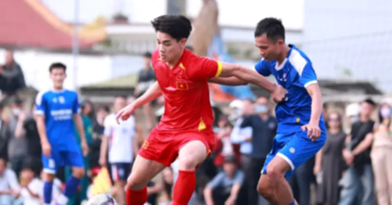 Nguyễn Đình Bắc tỏa sáng và làm thiện nguyện tại trận bóng quê nhà Nghệ An