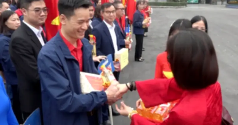 Ngày Khai Xuân Ấm Áp: Lì Xì Dầu Ăn, Muối Và Tỷ Lệ Lao Động Trở Làm Cao Ngất