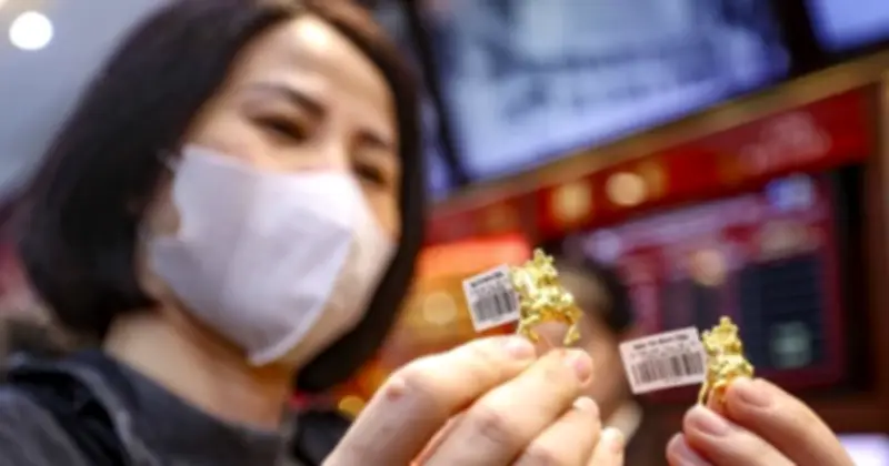 Ngày Thần Tài: Người Hà Nội xếp hàng từ sáng sớm mua vàng dù mưa lạnh