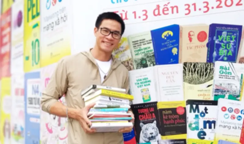 Ngày Tết Độc Lập: Đọc sách nhớ ấm ủ những chốn về của tác giả Phong Việt