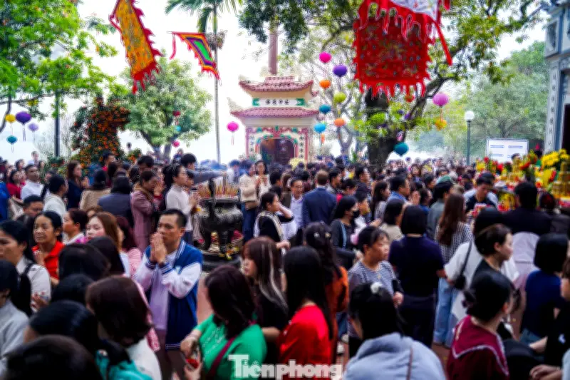 Ngày đầu làm việc sau Tết, biển người chen chúc xin lộc tại Phủ Tây Hồ