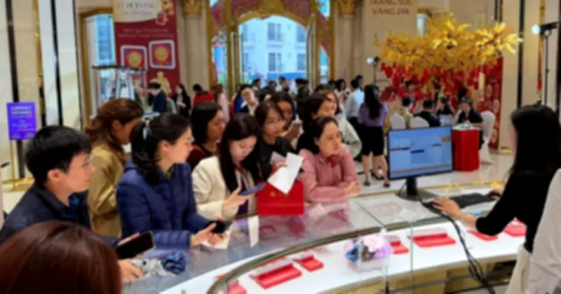 Ngày Vía Thần Tài 2026: Hà Nội đông nghẹt khách mua vàng, cửa hàng phải 'siết' bán
