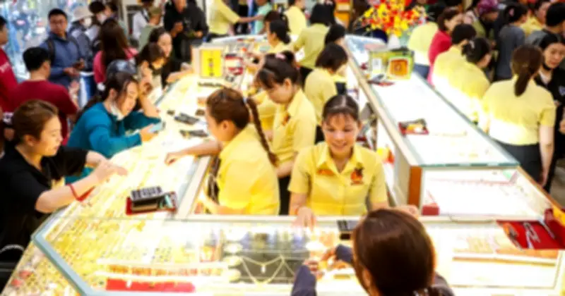 Ngày vía Thần tài, người dân Sài Gòn đổ xô mua vàng cầu may bất chấp giá cao