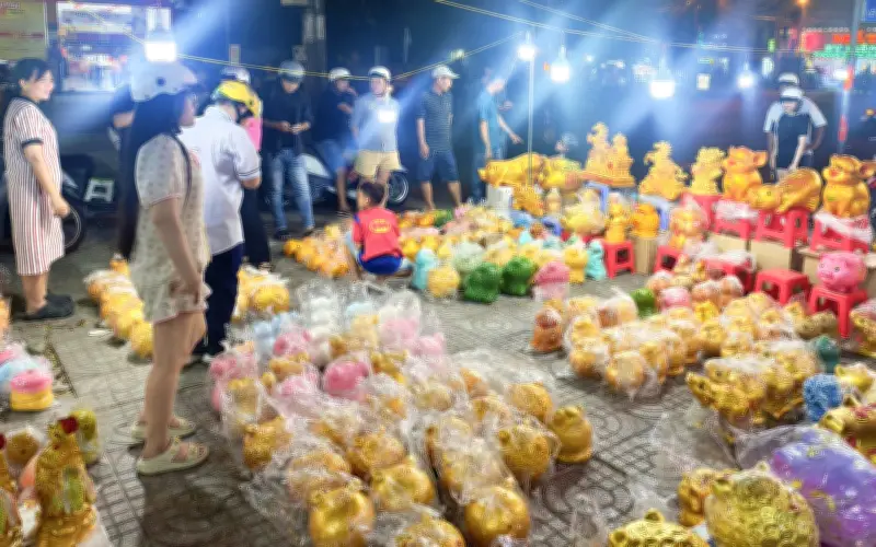 Ngày Vía Thần Tài, Người Dân TP.HCM Đổ Xô Mua Heo Đất Để Tiết Kiệm Và Cầu Tài Lộc