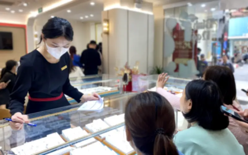 Ngày Vía Thần Tài: Nên mua vàng để đeo cất đi hay bán kiếm lời?