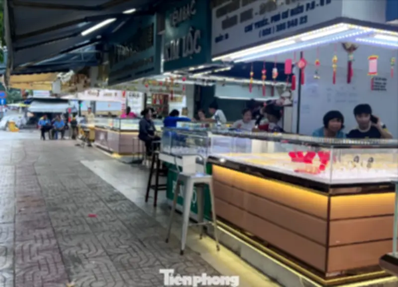 Ngày Vía Thần Tài, phố vàng Sài Gòn vắng vẻ bất thường dù mưa trái mùa