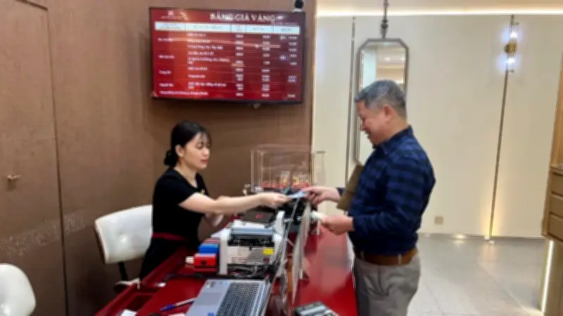 Ngày Vía Thần Tài: Phố vàng tấp nập, doanh nghiệp đa dạng sản phẩm phục vụ khách hàng