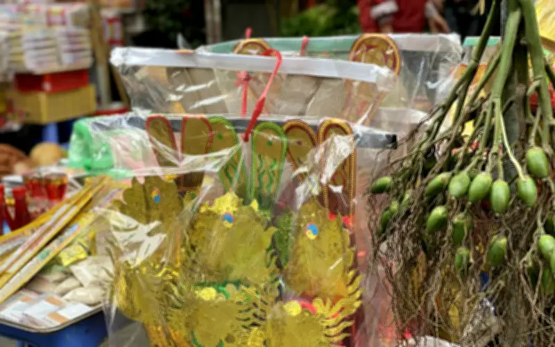 Người Dân Tất Bật Sắm Đồ Lễ Cúng Ông Công Ông Táo Trước Ngày 23 Tháng Chạp