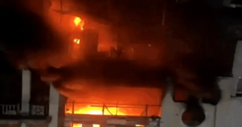 Nhà ba tầng bốc cháy dữ dội đêm giao thừa tại TP.HCM, bốn người thoát nạn kịp thời