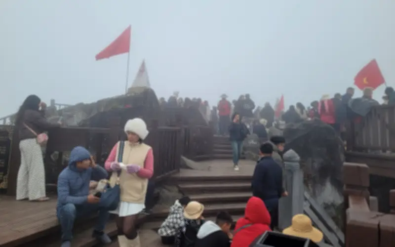 Đỉnh Fansipan Kín Đặc Du Khách Ngày Mùng 4 Tết Nguyên Đán