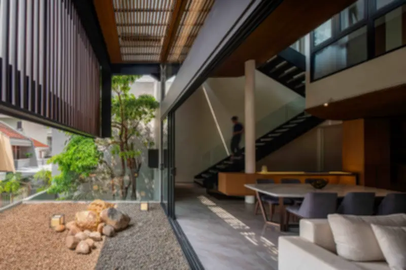 Nhà phố Indonesia ba mặt kín vẫn thoáng sáng nhờ thiết kế lệch tầng và giếng trời