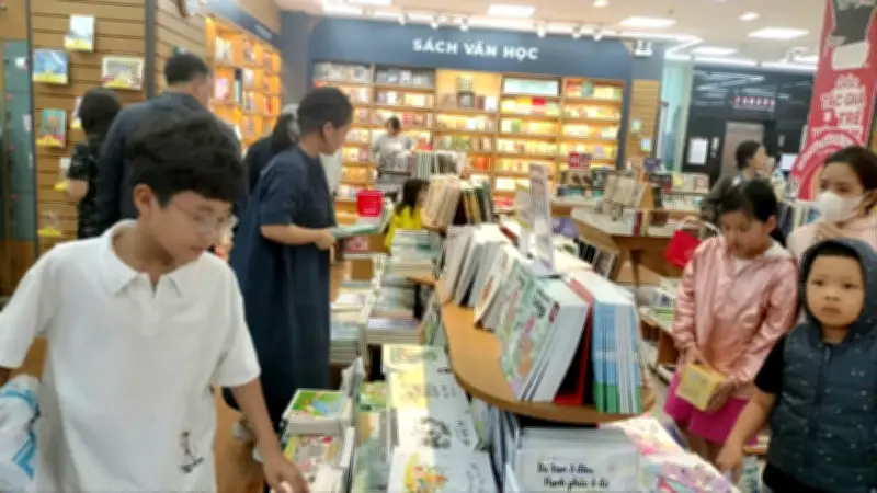 Nhà sách đông nghịt bạn trẻ Đà Nẵng chọn 'lộc xuân' tri thức dịp Tết