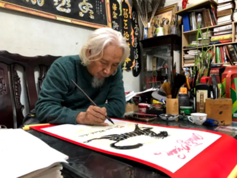 Nhà thư pháp Lê Thiên Lý thổi hồn vào chữ Bính Ngọ hình linh vật ngựa đón xuân