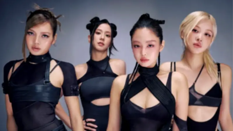 Nhà thiết kế Việt Lim Feng tạo hình độc quyền cho BLACKPINK trong MV GO