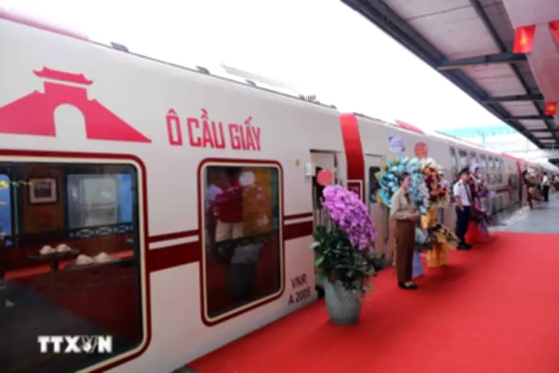 Nhà văn Australia xúc động trải nghiệm tàu điện Hà Nội 5C