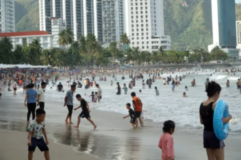 Nha Trang: Cứu hộ 10 người, phát hiện thi thể du khách nước ngoài do sóng lớn