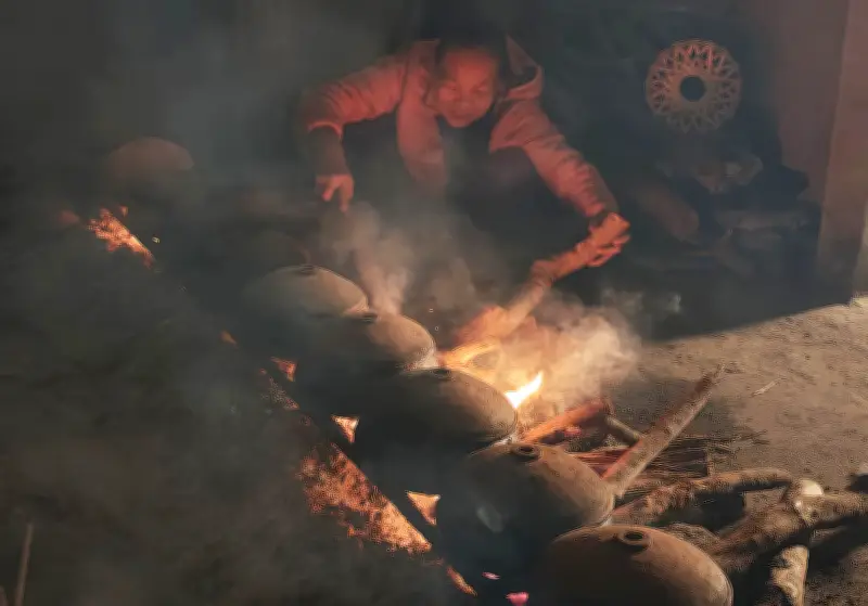 Làng nghề kho cá Nhân Hậu rực lửa ngày giáp Tết, mỗi hộ bán hàng trăm niêu