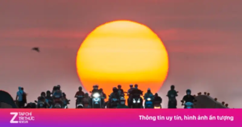 Nhiếp ảnh gia chờ đợi 2 năm ghi lại khoảnh khắc Mặt Trời xuyên qua dòng xe trên cầu Sài Gòn