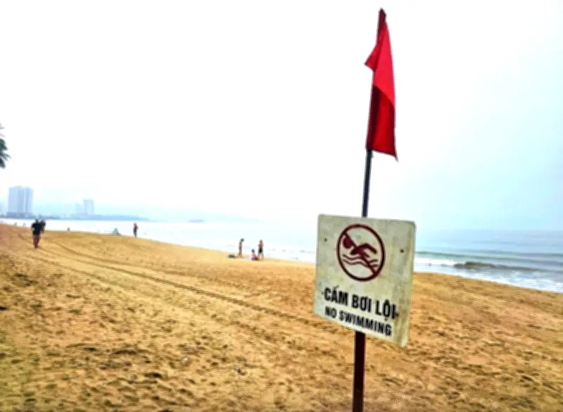 Nhiều du khách bất chấp cảnh báo, tắm biển Nha Trang dẫn đến đuối nước