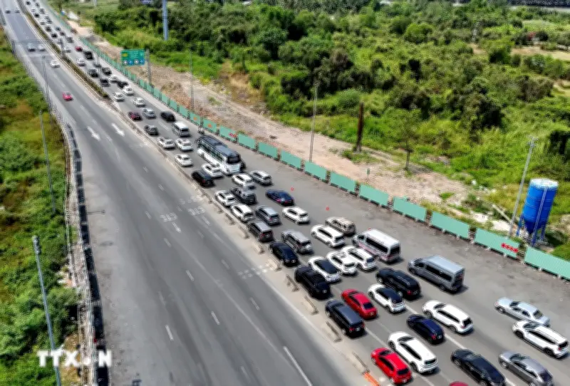 Nhiều tuyến đường tại TP.HCM tiếp tục ùn ứ kéo dài trong nhiều khung giờ