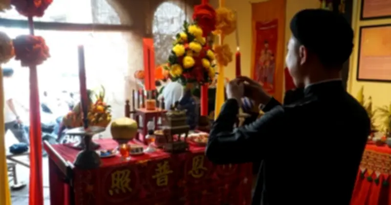 Nhóm bạn trẻ tái hiện bàn thờ cúng giao thừa Nam bộ xưa của người Việt và Hoa