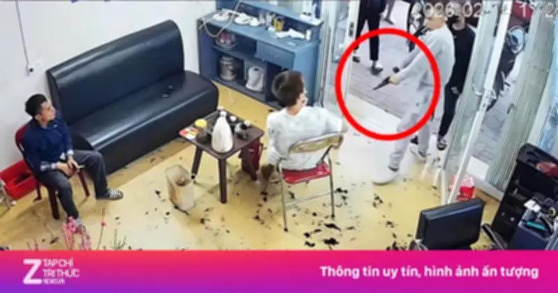 Nhóm người cầm vật giống súng xông vào tiệm cắt tóc hành hung, đòi tiền ở Hưng Yên