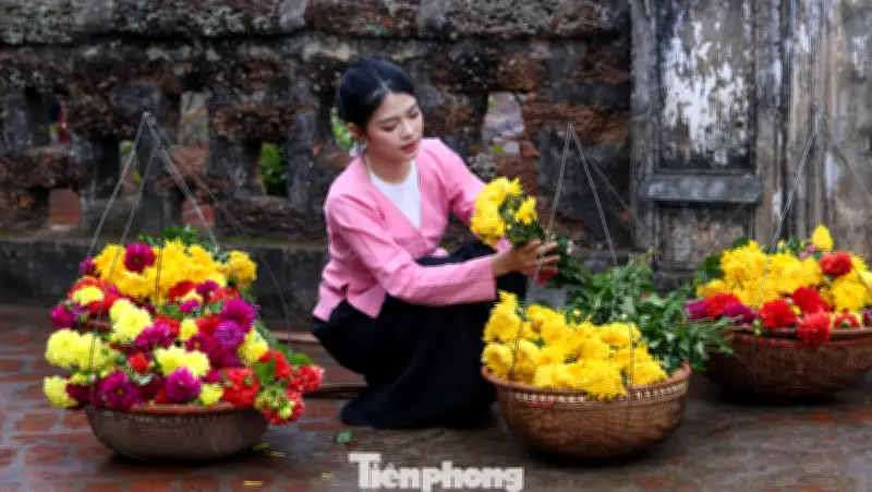 Nhóm trẻ Hà Nội tái hiện Tết xưa qua bộ ảnh đầy xúc động tại Đường Lâm