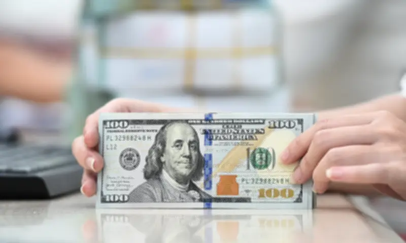 Nhận tiền USD từ người thân ở nước ngoài có phải đóng thuế không?