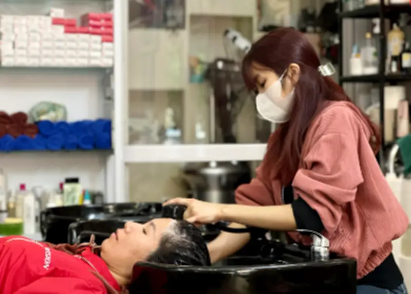 Những Đôi Tay 'Quá Tải' Trong Ngày Cuối Năm: Lao Động Vất Vả Đón Tết