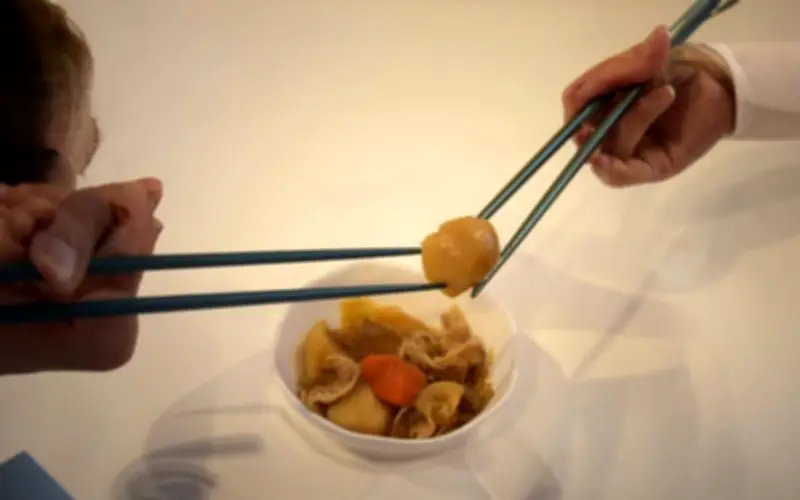 Những điều kiêng kỵ khi dùng đũa trong văn hóa Việt: Từ gõ bát đến nối đũa