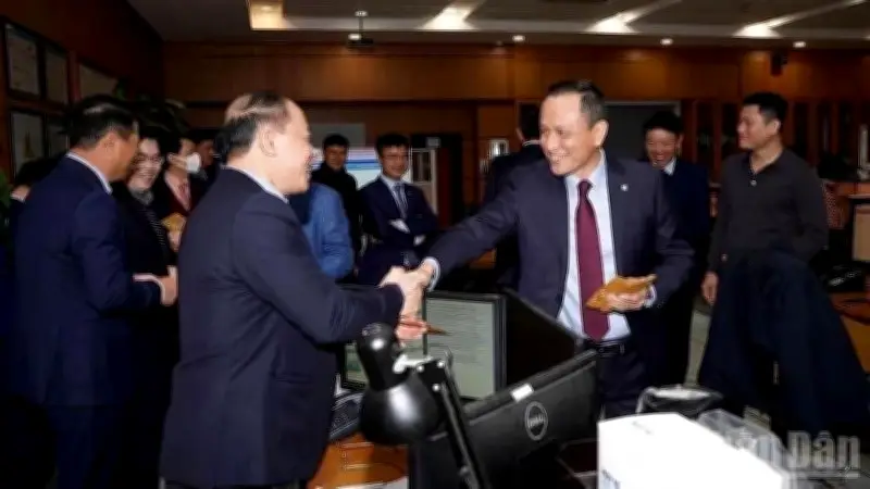 Những 'Kiến Trúc Sư' Thầm Lặng Giữ Nhịp Bầu Trời Tết: Đảm Bảo An Toàn Cho Hành Trình Đoàn Viên